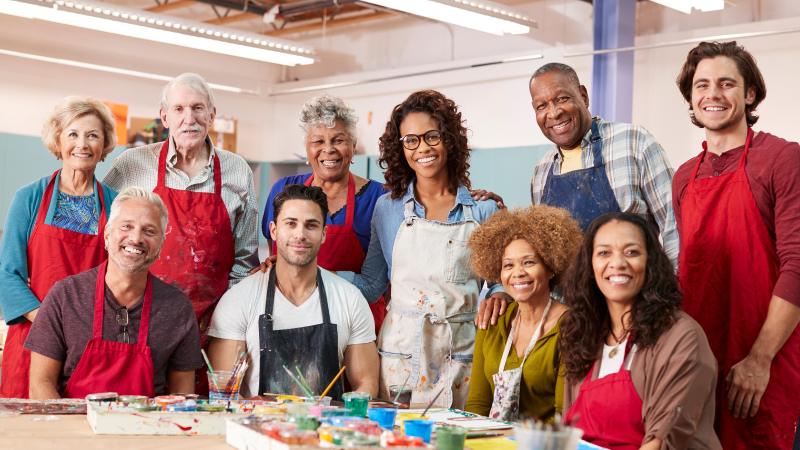 Des personnes qui pratiquent une activité de peinture pour adulte