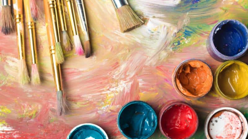 Du matériel pour un cours de peinture