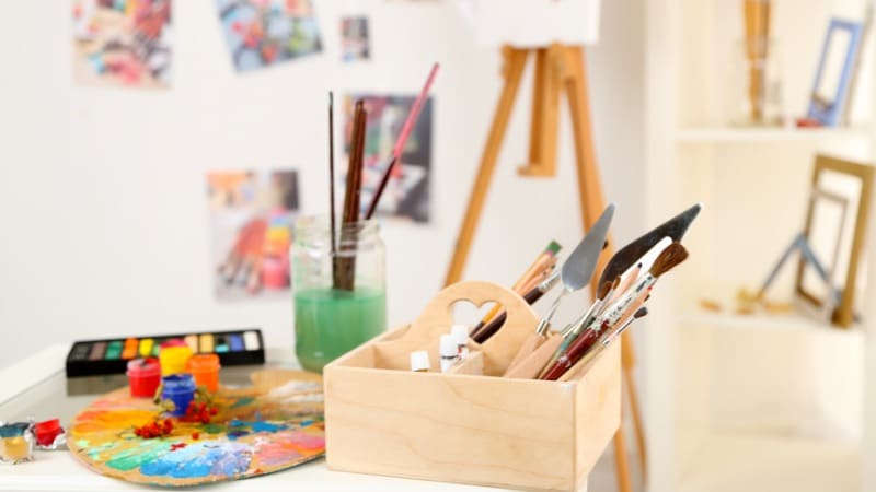 Du matériel pour un cours de peinture