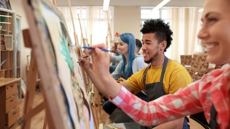 Un atelier de peinture rassemblant plusieurs peintres débutants