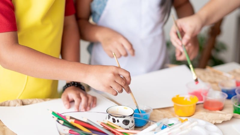 Un cours de peinture pour des enfants