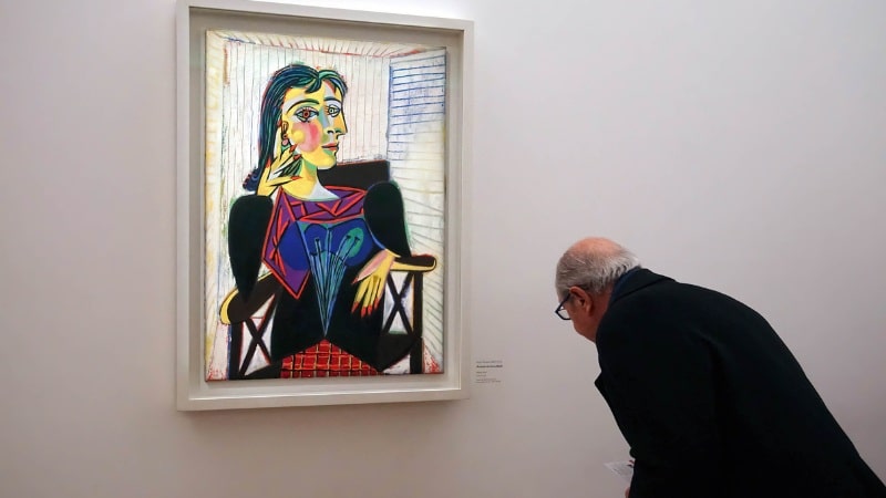 Un homme ému par une peinture peinte suivant le nombre d'or