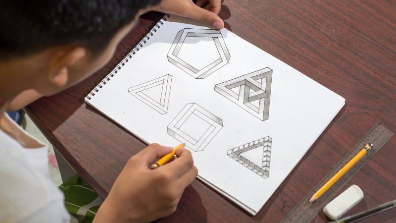 Un homme qui essaye de comprendre les formes en dessin et en peinture