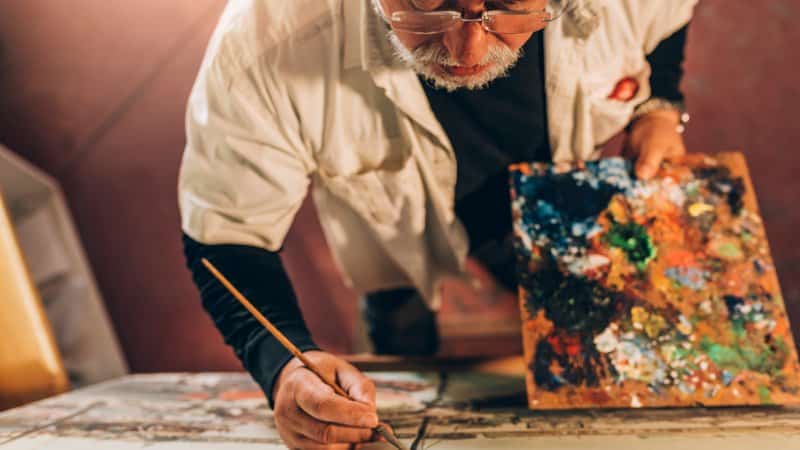 Un homme qui fait de la peinture à l'huile