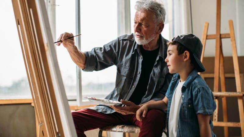 Un homme qui fait de la peinture abstraite