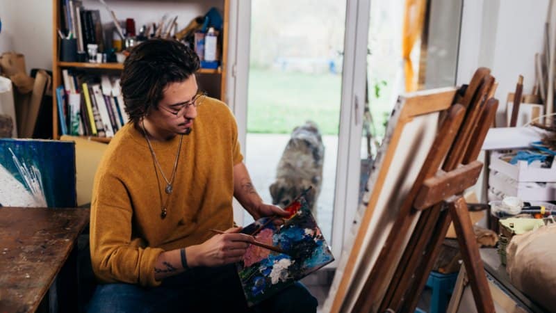 Un peintre qui a aménagé son atelier de peinture