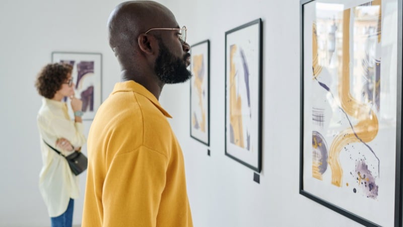 Un peintre qui essaye de découvrir et suivre les nouvelles tendances en art de la peinture