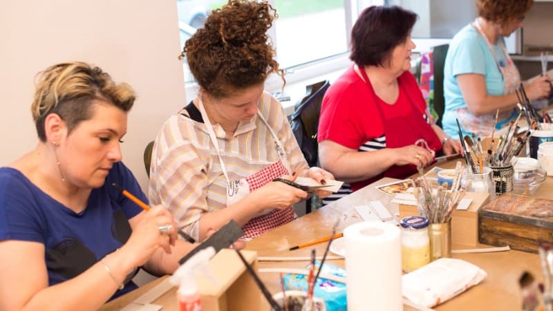 Une activité de peinture de groupe pour adulte