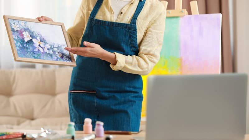 Une enseignante d'art de peinture à distance