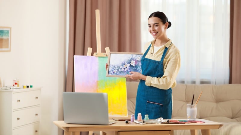 Une femme qui donne un cours de peinture en ligne