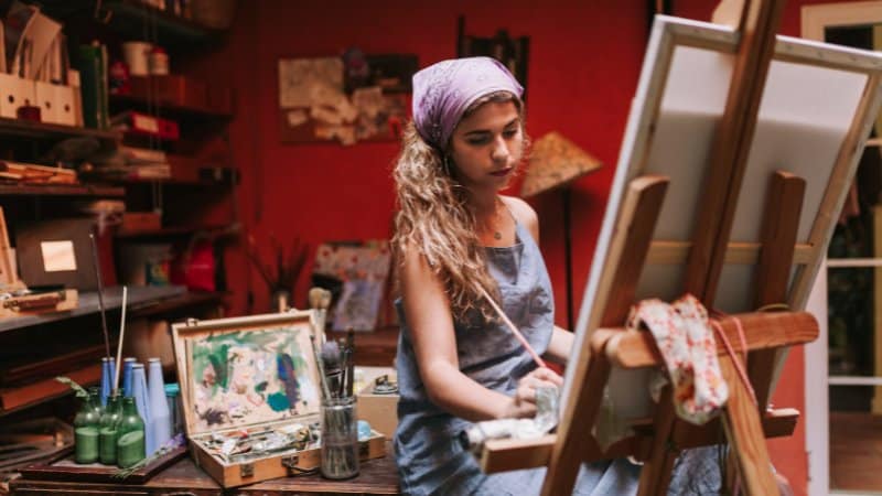 Une femme qui fait de la peinture à l'huile