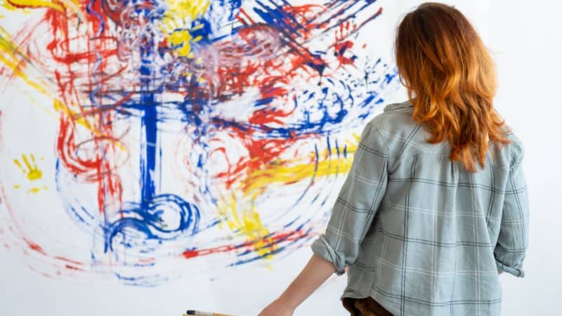 Une femme qui fait de la peinture abstraite