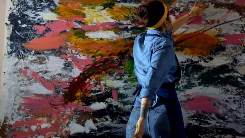Une femme qui se lance dans la peinture abstraite grand format