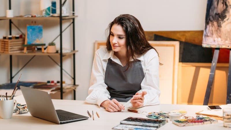 Une femme qui suit des cours de peinture abstraite en ligne