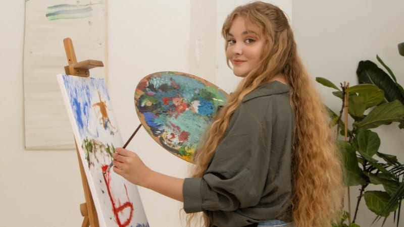 Une jeune peintre débutante