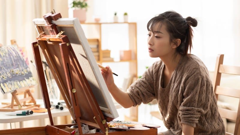 Une jeune peintre qui essaye de trouver son style