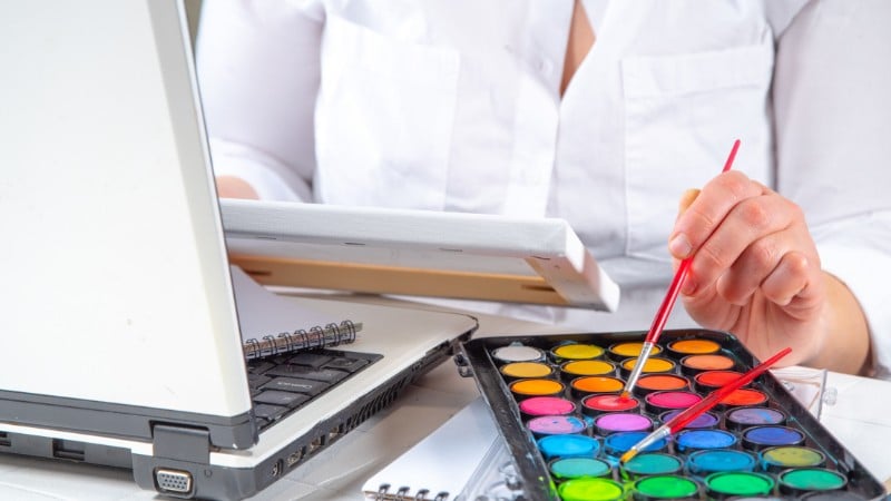 Une personne qui apprend la peinture en ligne