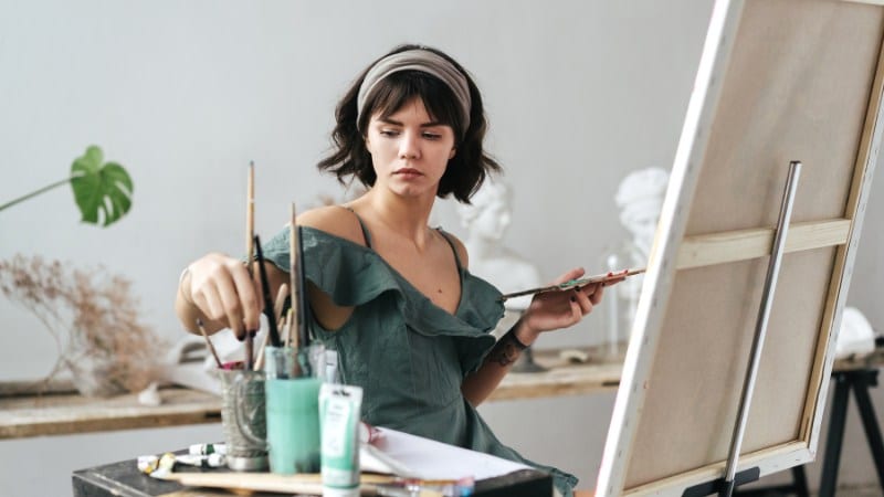 Une professionnelle en peinture à l'huile